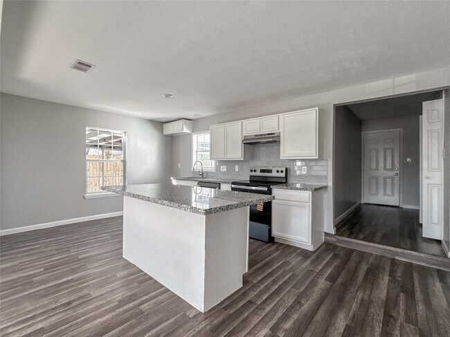 Foto del edificio - 7703 McHenry St