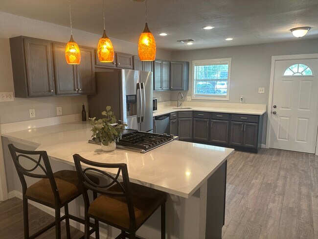Cocina de planta abierta con encimera de cuarzo. - 910 Morey Peak Dr