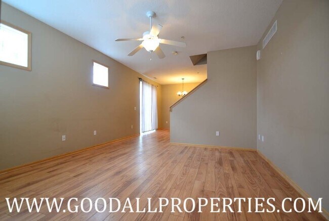 Building Photo - 3 Bedroom, 2.5 Bath Town Home in West Des ...