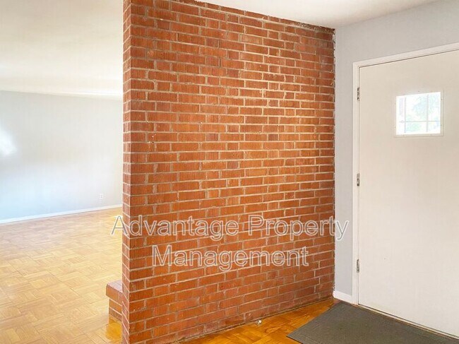 Foto del edificio - 5230 NE Laurel Dr