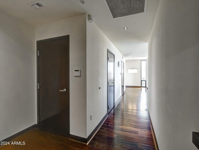 Foto del edificio - 208 W Portland St