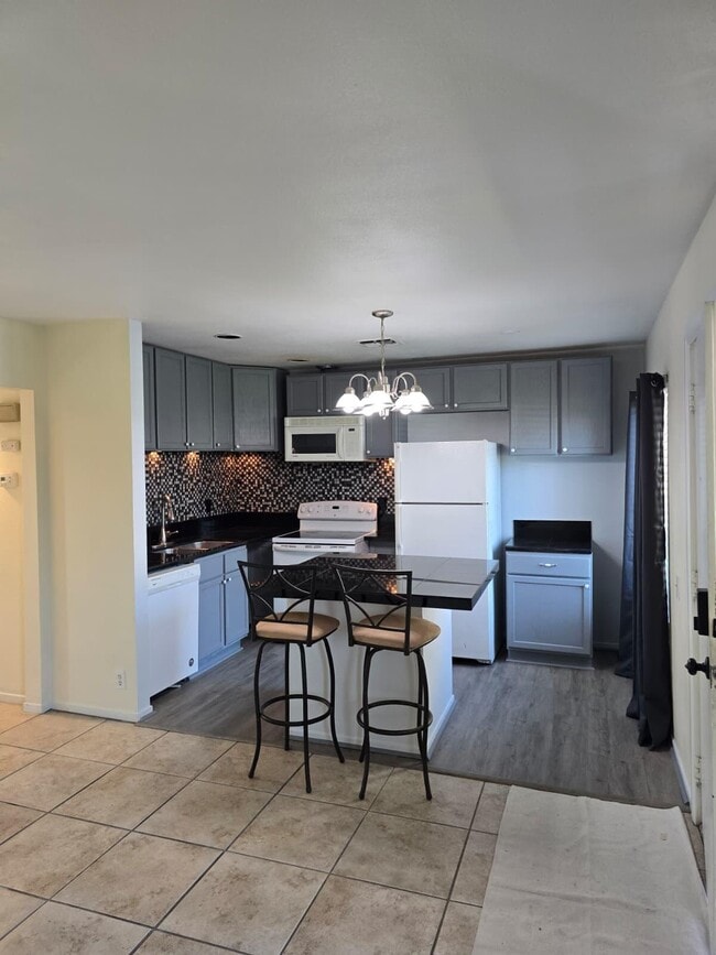 Building Photo - 82075 Country Club Dr