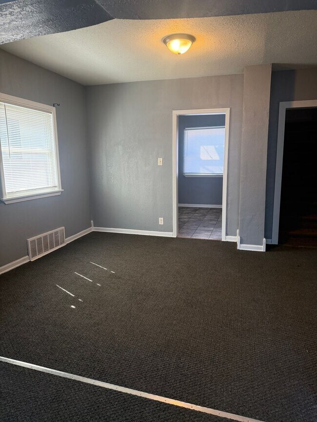 Foto del edificio - Located in Milwaukee’s Harambee/Riverwest area, the property benefits from proximity to downtown,...