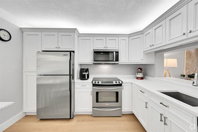 Building Photo - 2660 Carambola Cir N