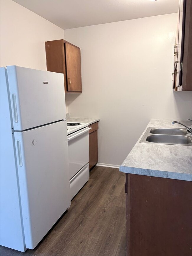 Building Photo - 1 Bedroom Ranch Style Apartment