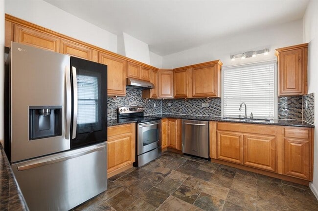 Building Photo - 631 Cortlandt St