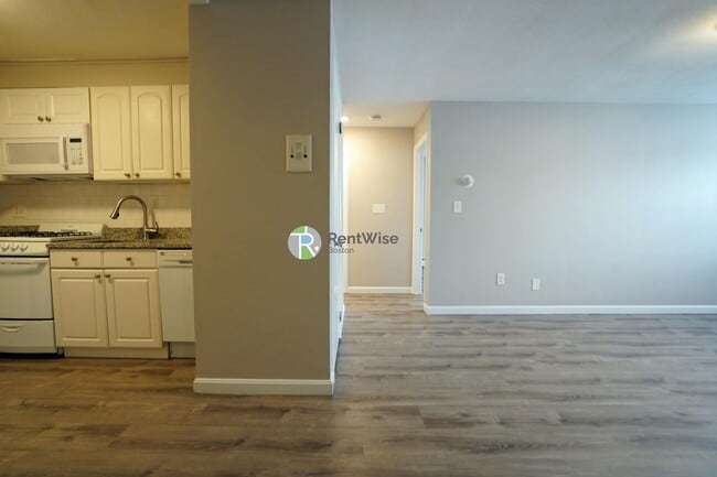 Building Photo - 39 Shepard St