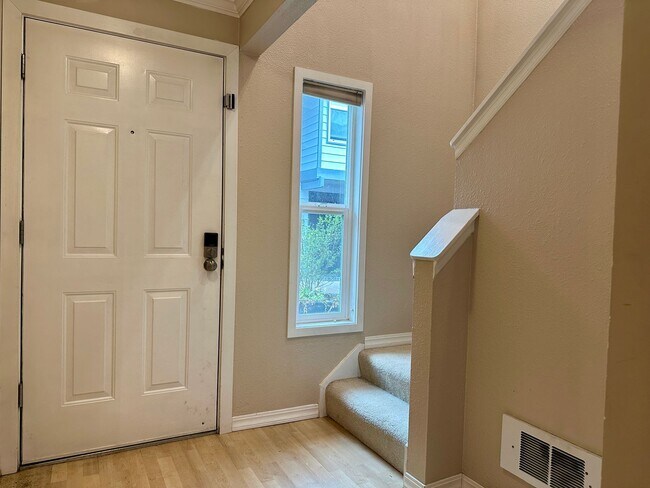 Foto del edificio - Two Story Condo in Downtown Bellevue