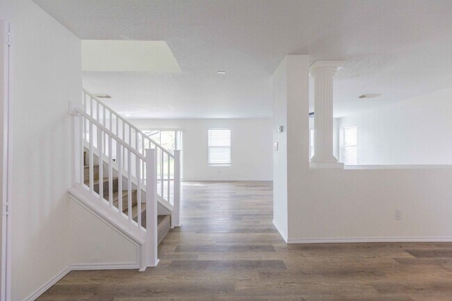 Building Photo - 1611 Sunbend Falls