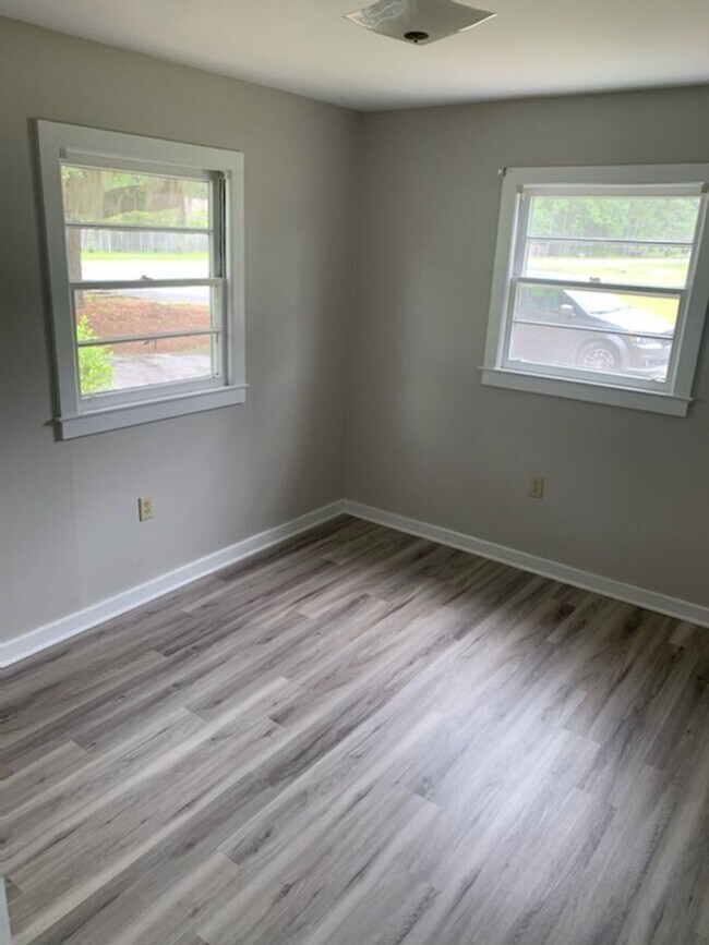 Building Photo - 2BD, 1 BA Apartment for Rent