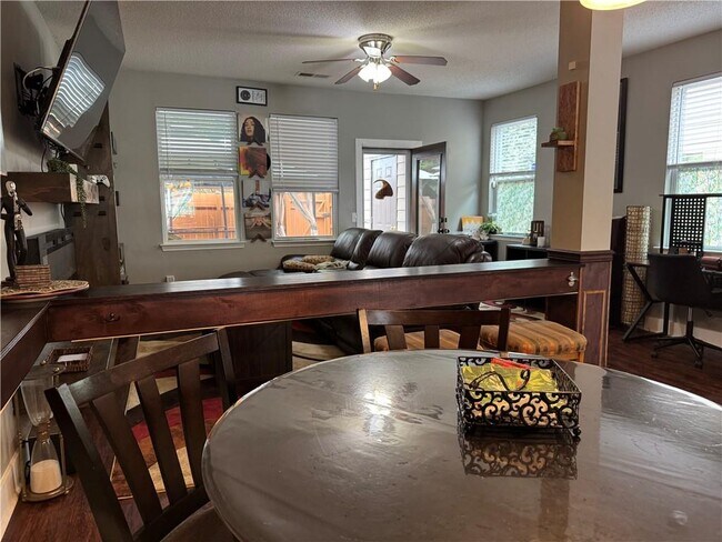 Foto del edificio - 1613 Bayrose Cir