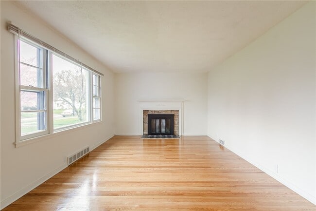 Building Photo - 345 Colebourne Rd