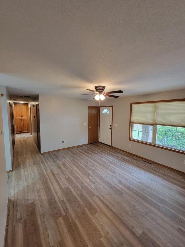 Building Photo - 3 bedroom | 2 bathroom | 2 car garage home...