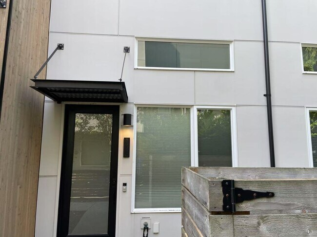 Foto del edificio - Nice 2-bed, 2-bath townhouse near Green La...