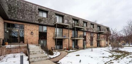 Building Photo - 5 Oak Creek Dr
