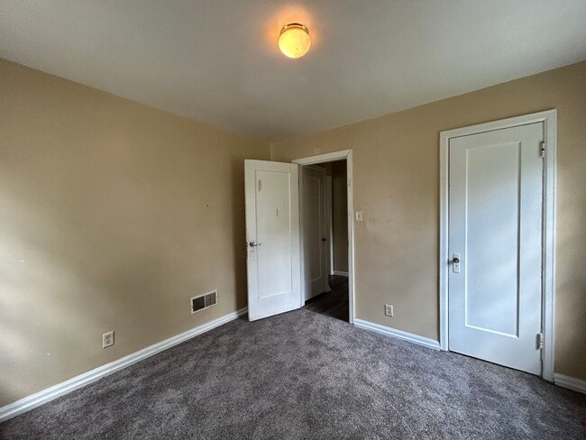 Foto del edificio - 2-Bedroom, 1-Bathroom Home with Basement –...