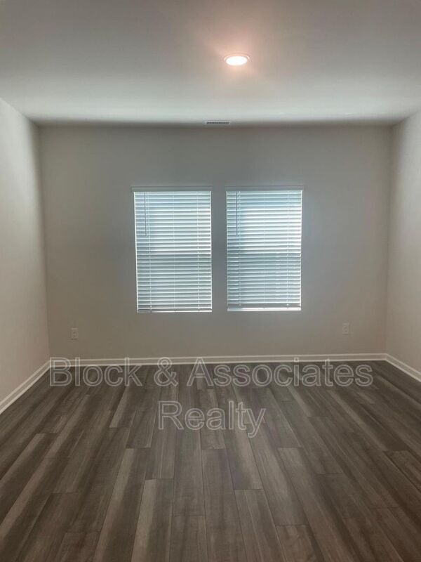 Foto del edificio - 1032 Umstead Grv Wy