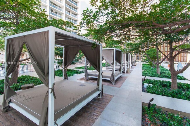 Building Photo - 485 Brickell Ave