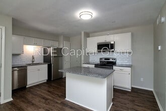 Building Photo - 8045 W Elizabeth Ln