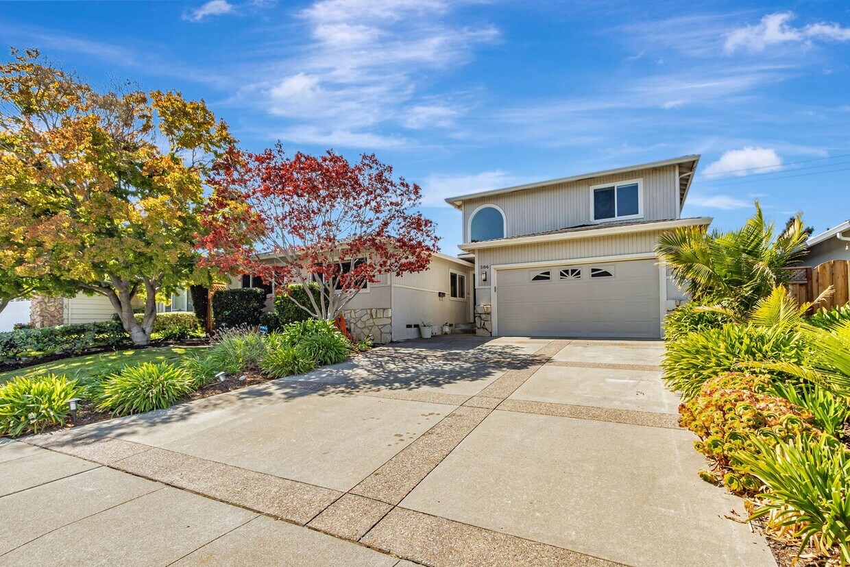 Foto principal - Remodeled 6-Bedroom House