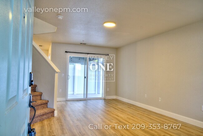 Foto del edificio - Rare vacancy opportunity in Turlock's finest and most desirable townhome complex!