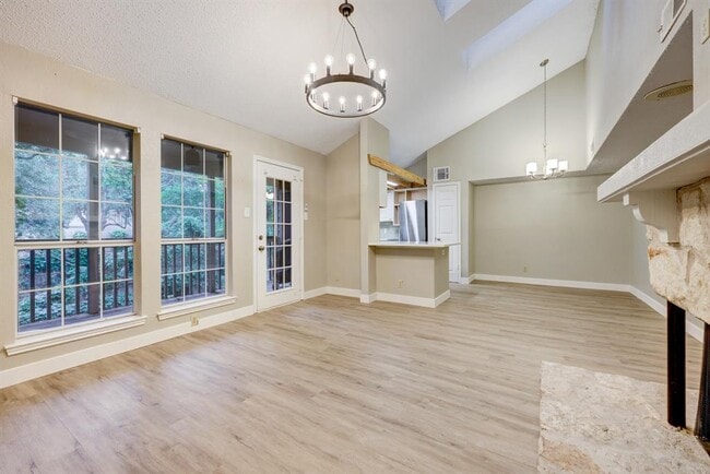 Foto del edificio - 3809 Spicewood Springs Rd