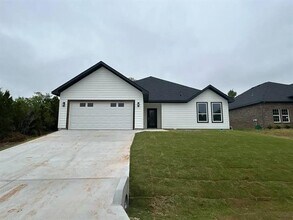 Building Photo - 2215 Beverly Dr