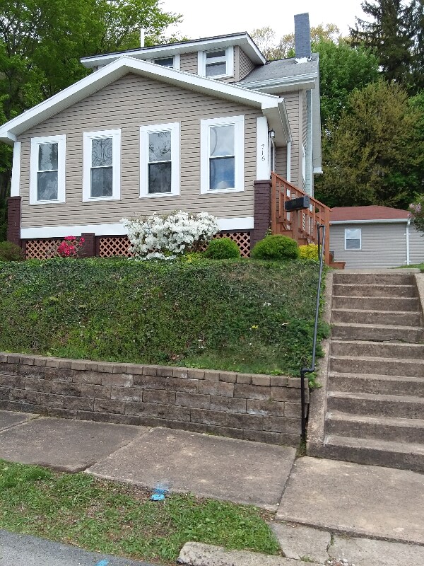 Building Photo - 716 Hazel Ave
