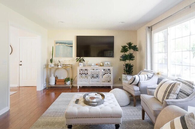 Building Photo - Gorgeous 3 Bedroom 2 Bathroom in Prairie V...