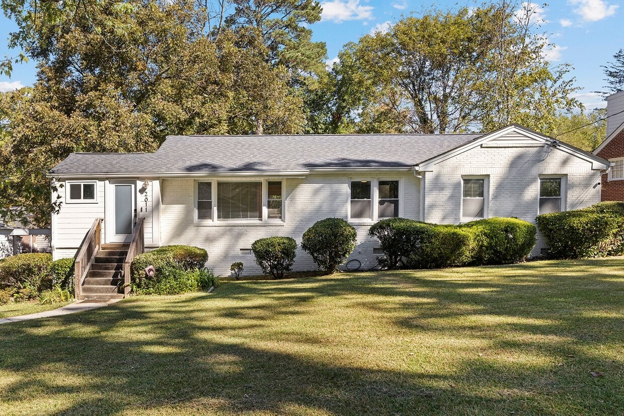 Beautifully Updated 3/2 w/ Large Fenced Backyard, Minutes From ATL Airport and Woodward Academy - Beautifully Updated 3/2 w/ Large Fenced Backyard, Minutes From ATL Airport and Woodward Academy