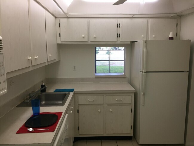 Building Photo - 7911 N Colony Cir