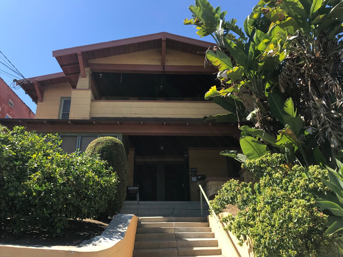 FRONT - 815 N Bonnie Brae St
