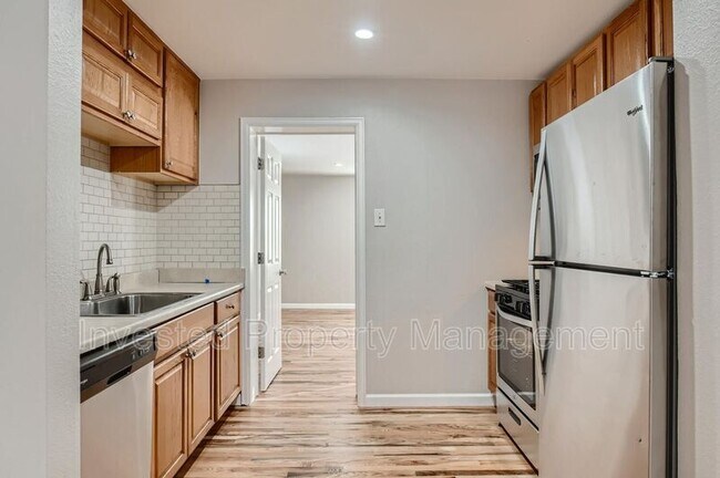 Building Photo - 1572 Valentia St