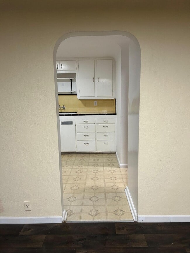 Building Photo - 3831 NW Anderson Hill Rd