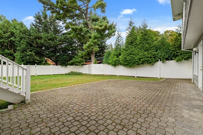 Building Photo - 49 Greenway Dr