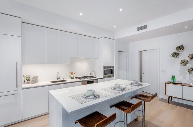 Building Photo - Urban-Chic 2 Bed+BONUS 2.5 Bath Pearl Dist...