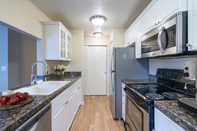 Building Photo - 6218 Lakeview Dr
