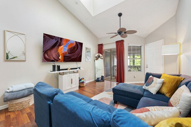 Foto del edificio - Light filled 1 BR/BA Condo with Loft!  Com...