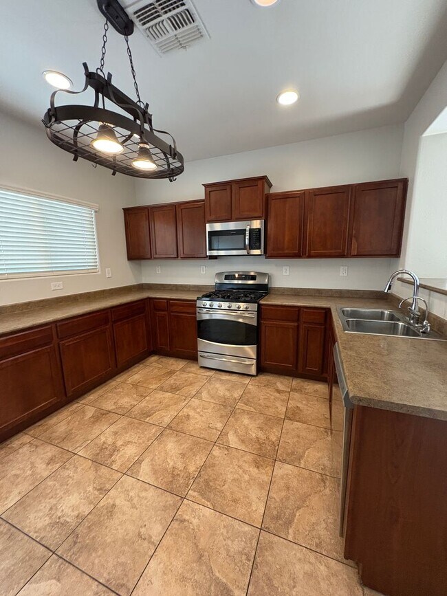 Foto del edificio - READY TO VIEW NOW-RARE FIND! Fireside at N...