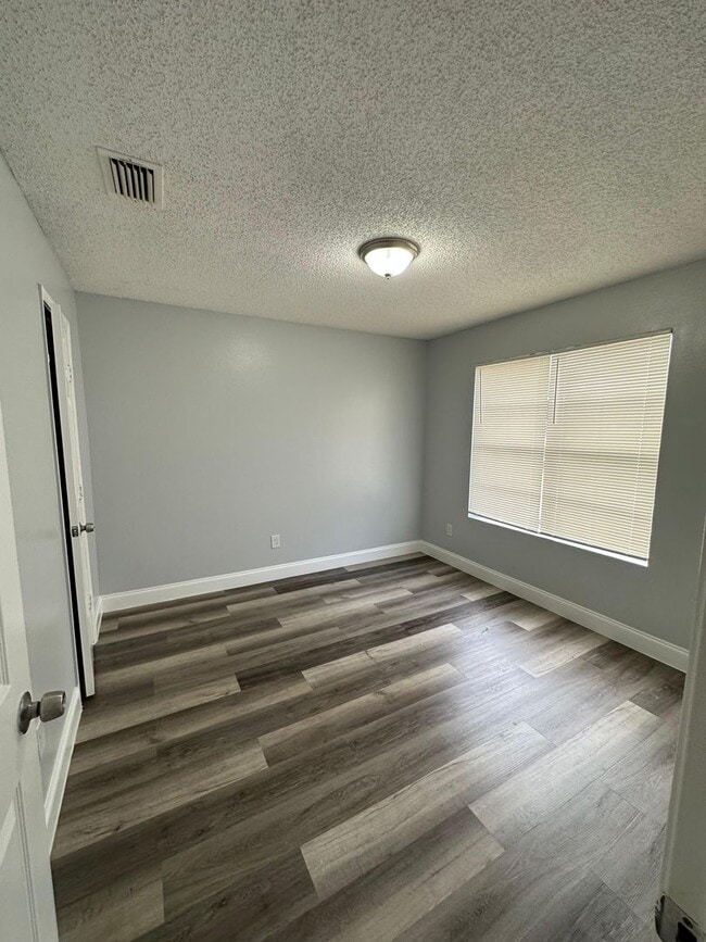 Foto del edificio - Fully renovated 3/2 Single-Family Home Available for Immediate rent!