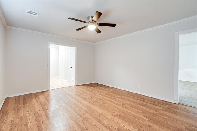 Building Photo - 324 NE 60th St