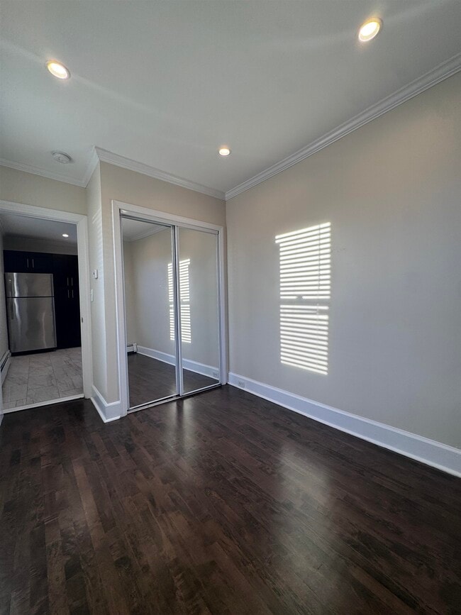 Building Photo - 14 River St