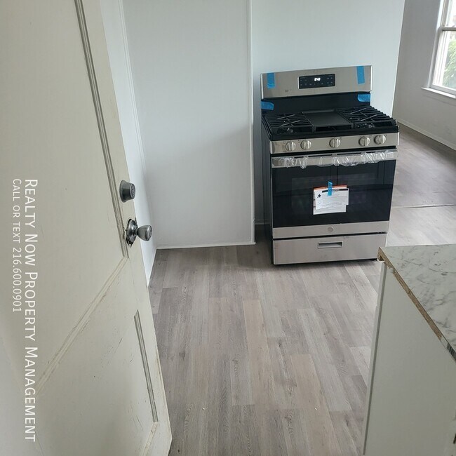 Building Photo - 845 Royal Rd