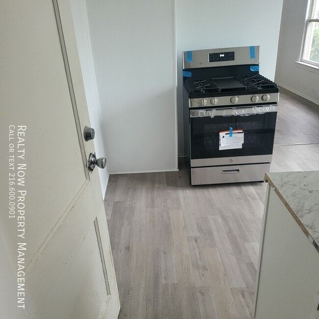 Building Photo - 845 Royal Rd