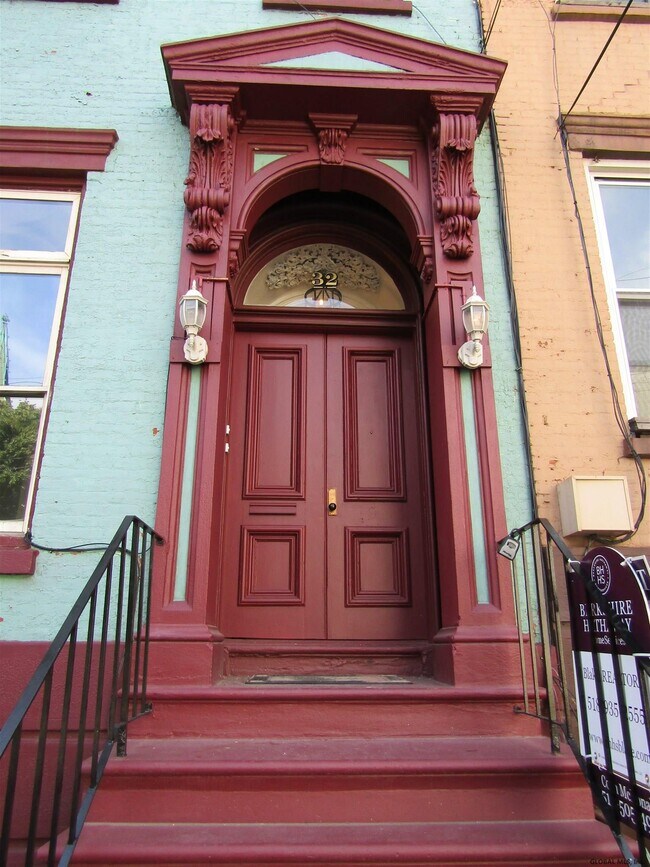 Building Photo - 32 1st St