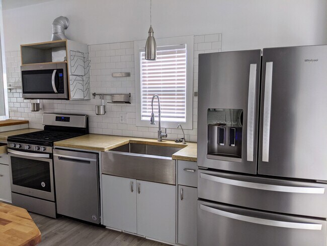 Foto del edificio - 743 Burke Ave NE