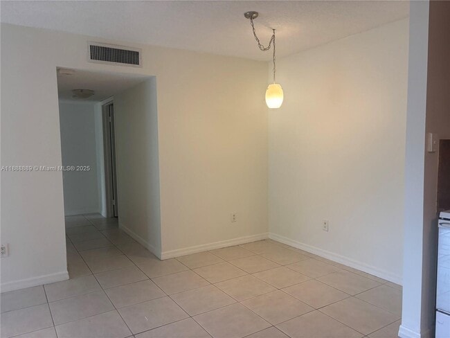 Foto del edificio - 771 NE 199th St