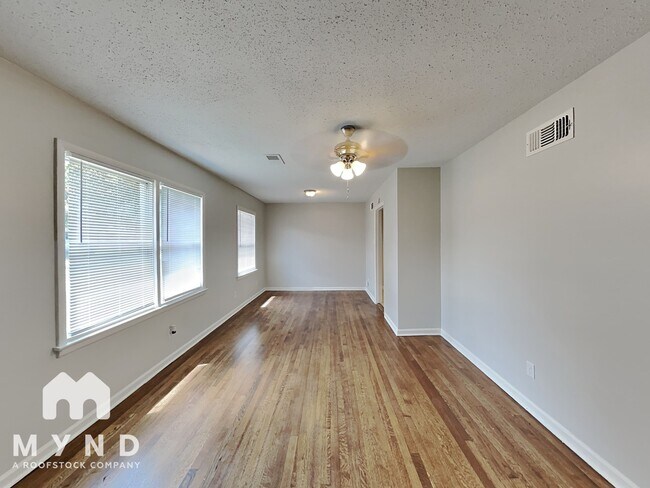 Building Photo - 3224 Cromwell Ave