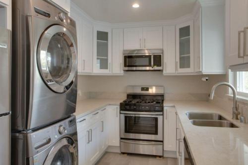 Building Photo - 1051 S Sherbourne Dr