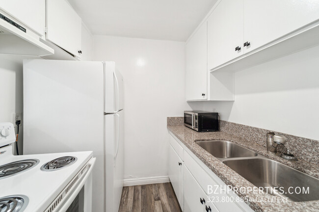 Building Photo - 7076 1/2 Lanewood Ave-16A